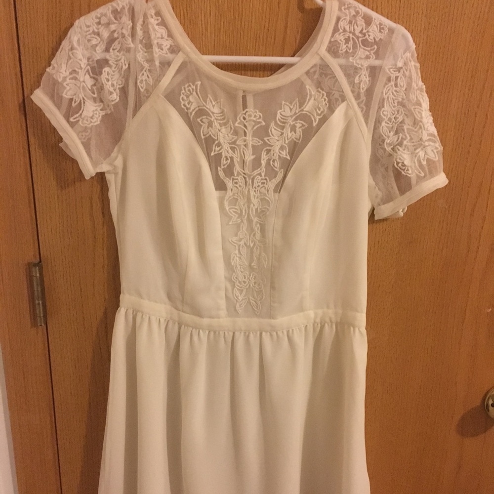 Beautiful lace detailed ivory dress
